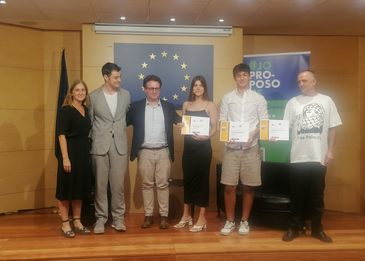 <a href="/laura6rau/">Laura Grau</a> <a href="/ComtedeRius/">Institut ComtedeRius</a> <a href="/escolasunion/">Súnion</a> 📸 Enhorabona a tots els premiats!!! Els estudiants dels instituts de Celrà, Manuel Blancafort de La Garriga, Mare de Déu del Portal de Batea, Mercè Rodoreda de l’Hospitalet, <a href="/ComtedeRius/">Institut ComtedeRius</a> de Tarragona, l’Escola Diocesana de Navàs i <a href="/escolasunion/">Súnion</a> de #BCN. #EuropaJove #JoProposoUE