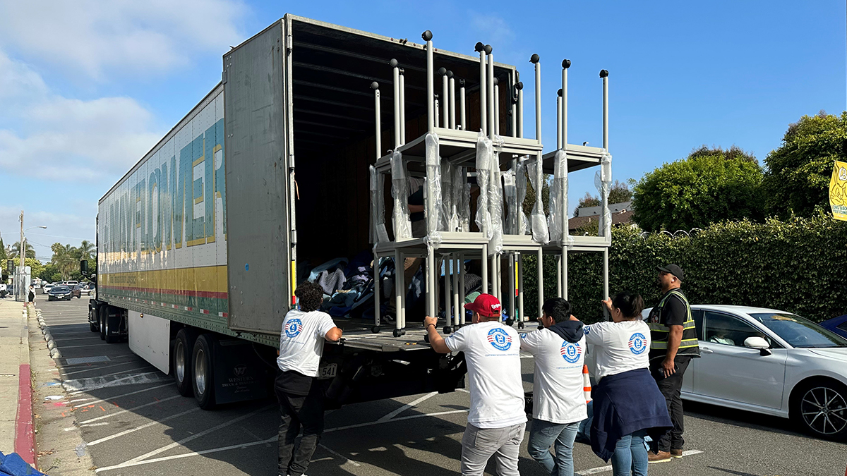 lbschoolbonds's tweet photo. Our move team arrived at @polyjackrabbits bright &amp; early today to swap out aging classroom furniture with all-new desks &amp; chairs. New furniture is headed to more than 20 campuses this summer as part of our plan to install modern, versatile pieces in all @LongbeachUSD classrooms. https://t.co/MrZY5nnUhK