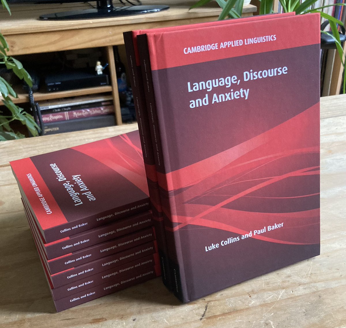 If you are interested in:
- how people talk about anxiety disorders
- applications of corpus methods to investigate health topics
- the interactions that take place in online forums

..you might like this book 📕 

Co-authored with @_paulbaker_