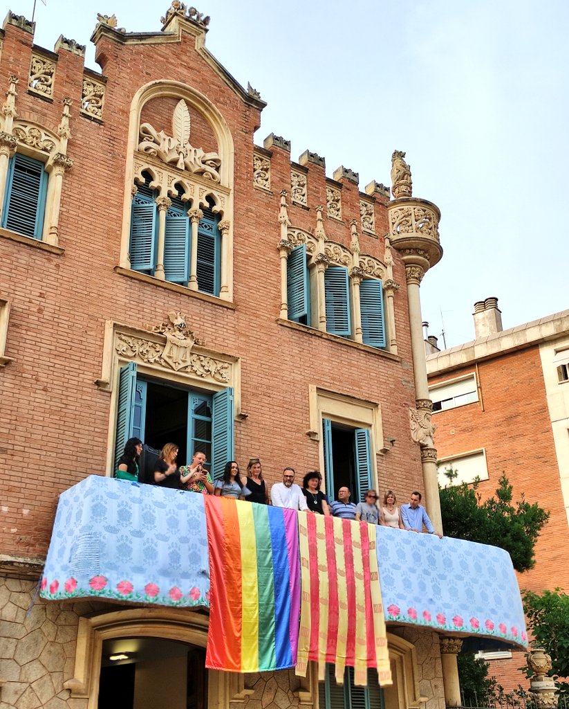 Aquesta tarda hem assistit a la penjada de la bandera LGBTIQ+ a la casa Rull.

No farem ni un pas enrere en la defensa dels drets de tothom! ✊🏼🏳️‍🌈🏳️‍⚧️
#OrgullReusenc2023