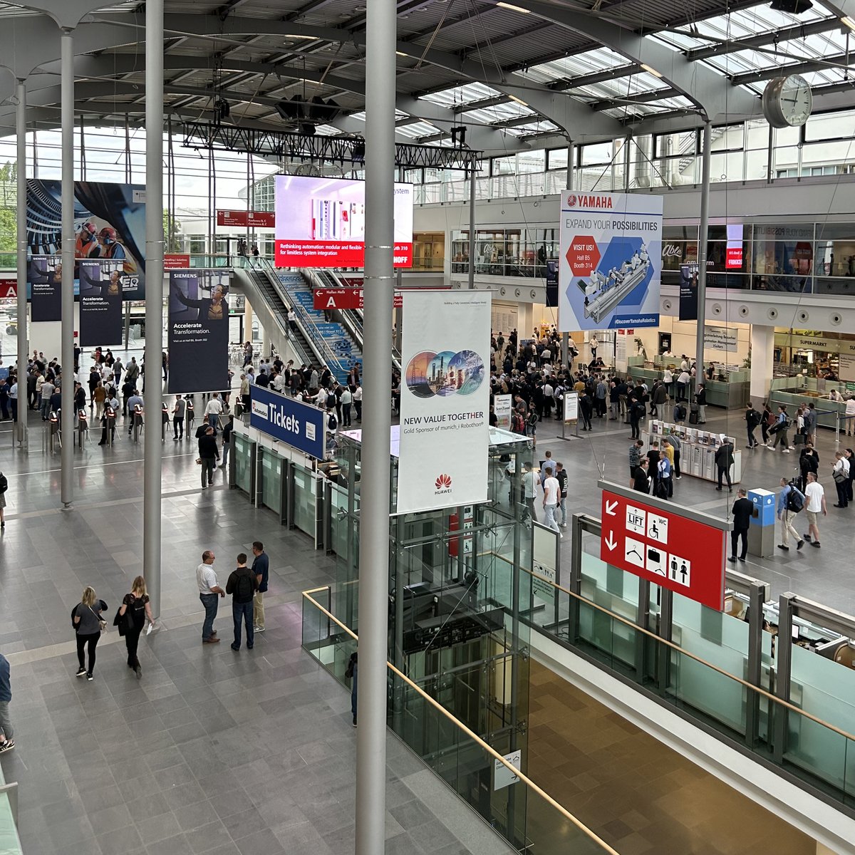 automaticafair's tweet photo. Its a wrap for day 1 of #automatica! 🦾

Thank you for a day full of inspiring keynotes, thrilling exhibits and engaging conversations.

Here are some impressions of the day for you. ⬇️

Have a great evening in #Munich, see you tomorrow! https://t.co/1GGyMzTPkX