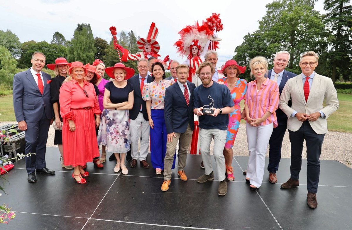 Winnaar van de ‘Zilveren Haring 2023’ is <a href="/BasTimmer/">Bas Timmer</a> van #SheltersuitFoundation kreeg vanmiddag de jaarlijkse prijs, voor de beste promotie van de regio, van <a href="/HanTenBroeke/">Han ten Broeke</a> tijdens de #TwentseHaringPrimeur. #Twente #LandgoedDeWilmersberg