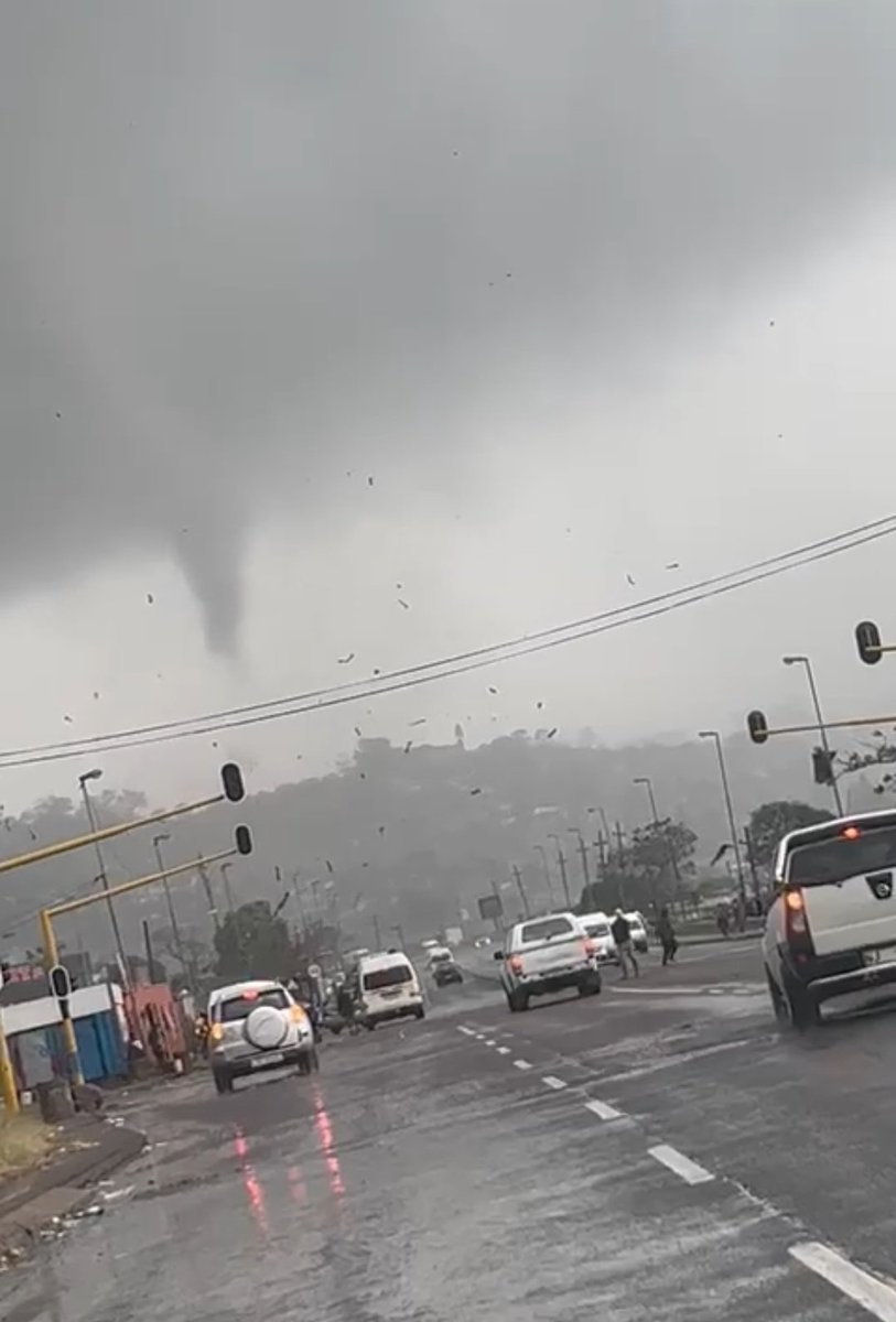 🚨 NEWS: Tornado rips through Durban's Inanda Township, demolishing homes & displacing hundreds of residents as heavy rains and winds continue to batter the area. Heartbreaking scenes unfold as hundreds of people are left homeless. #DurbanTornado #Weather #Durban #HopeSA