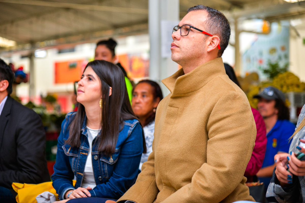 📢Hoy le entregamos bicicletas de carga electroasistida 🚲🌱 con cajón frontal multipropósito a las plazas de mercado del 12 de Octubre y Quirigua administradas por @ipesbogota . Estas bicicletas promoverán la movilidad sostenible y servirán como modo de transporte alternativo
