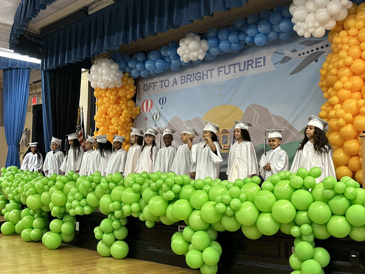 PS132jpd's tweet photo. ¡Feliz último día de clases! Tuvimos un año increíble con nuestros extraordinarios estudiantes. Como despedida final, aquí hay algunas fotos de nuestras graduaciones de quinto grado y jardín de infantes. ¡Estamos muy emocionados de ver cómo todos ustedes continúan creciendo! https://t.co/9nNv7UUfMu