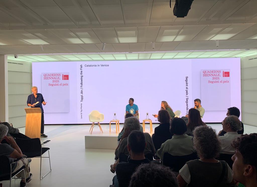 El degà del <a href="/COACatalunya/">Col·legi d’Arquitectes de Catalunya</a>, Guim Costa, i el director del Llull, <a href="/AlmedaPere/">Pere Almeda</a>, han donat la benvinguda a la presentació de “Quaderns Biennale, 2023: Seguint el peix”.
Hi intervenen els comissaris de #FishBiennale (Daniel Cid, Francesc Pla i Eva Serrats) i Papalaye Seck.