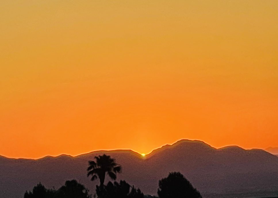 bobby_kountz's tweet photo. #WritingCommunity How do you start your day? I like to start mine with #Wonder! Did you know you can actually track wonder? Yes, it’s an experience AND it’s trackable!
Right @JeffreyDavis108 Here are a few of this morning’s Wonder moments… #TrackingWonder #WonderMoments 🌄📸🌺🐝 https://t.co/n4pxffCKAl