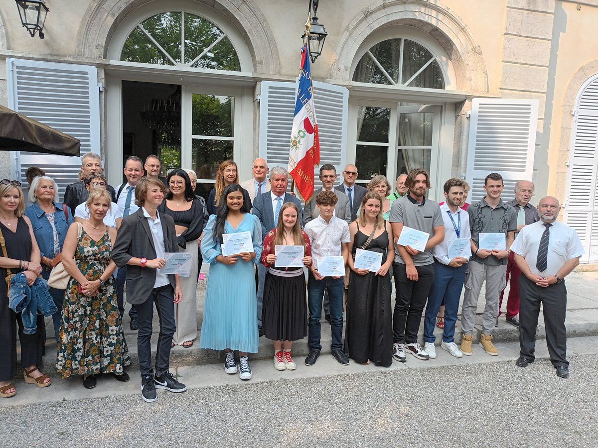 DSDEN05's tweet photo. #SMLH 
Remise des Prix de l Honneur en action 2023 par @JRousselleEU sous préfète #HautesAlpes et @AymericMeiss #DASEN05 aux 10 lauréats de la voie professionnelle, mis à l honneur pr leur projet professionnel d excellence.
👉Fais de ta vie un rêve et de ton rêve une réalité ! https://t.co/jNwQebd5kE