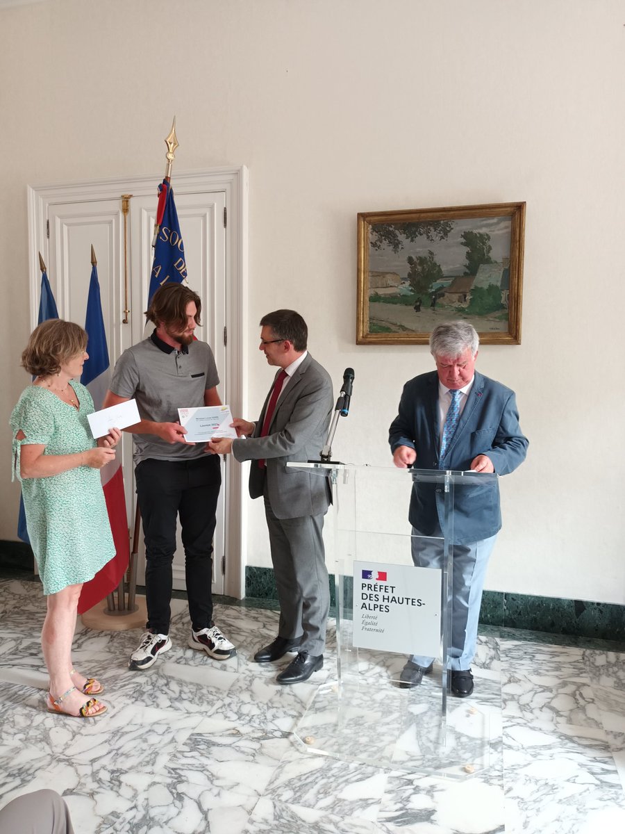 DSDEN05's tweet photo. #SMLH 
Remise des Prix de l Honneur en action 2023 par @JRousselleEU sous préfète #HautesAlpes et @AymericMeiss #DASEN05 aux 10 lauréats de la voie professionnelle, mis à l honneur pr leur projet professionnel d excellence.
👉Fais de ta vie un rêve et de ton rêve une réalité ! https://t.co/jNwQebd5kE