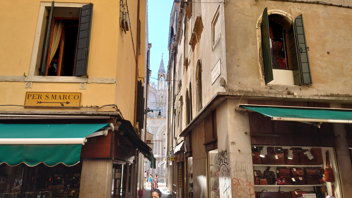 Venezia, Italy 🇮🇹 

#tft #goodmorning #italy #buongiorno #venezia #thephotohour #travelphotography #photography #architecture #venice #architect #streetphotography #woodensday #photographer #streetphoto