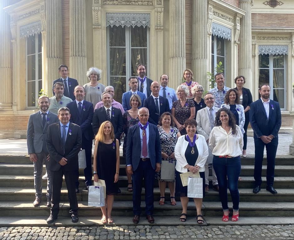 MostafaFourar's tweet photo. 🎖️Un grand merci au Général Benoit Desmeulles, Commandant de Brigade, pour son accueil chaleureux au Palais Niel lors de cette cérémonie de remise des palmes académiques. Mes plus sincères félicitations aux récipiendaires, qui incarnent avec fierté les valeurs du Service Public. https://t.co/mkIIysD1xX