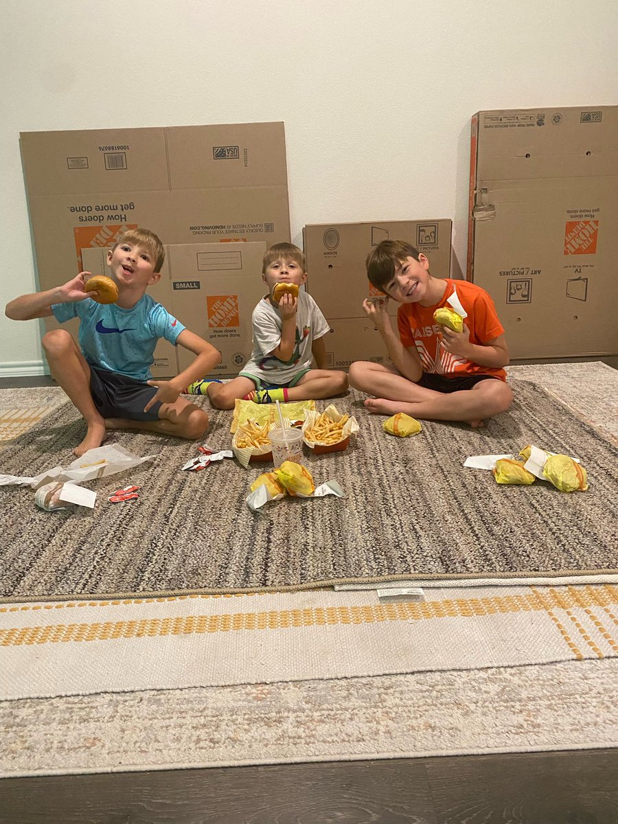 ptstress_'s tweet photo. How you do lunch when you’re moving! #mnbound https://t.co/FdbbUuITvM