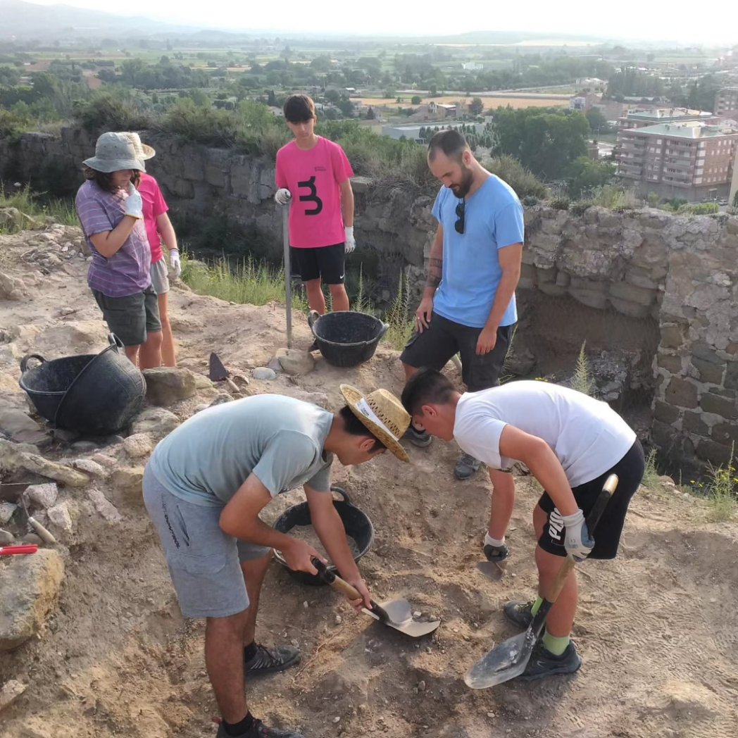 museunoguera's tweet photo. DIA 2 #CotaZero2023
Avui hem continuat amb les tasques de neteja i excavació ⛏ a la part sud-est del #CastellFormos i hem començat de dibuixar diferents estructures i murs.
🧢 Tambe hem rebut, durant el matí,els primers visitants de 'Obert per Excavació'. https://t.co/TZ1nz9NUvi