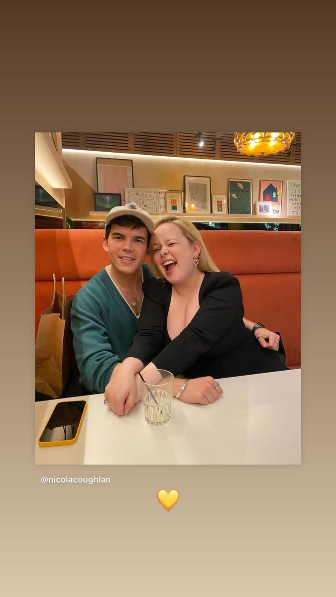 florrey99's tweet photo. TRAIGAN PUERTAS QUE MANIJAS SOBRAN 💛
🪶 Nicola Coughlan  &amp; 🐝 Luke Newton on Instagram Yesterday ❤️ 

#Bridgerton #Polin
#NicolaCoughlan #LukeNewton https://t.co/X2RBBCSJXY