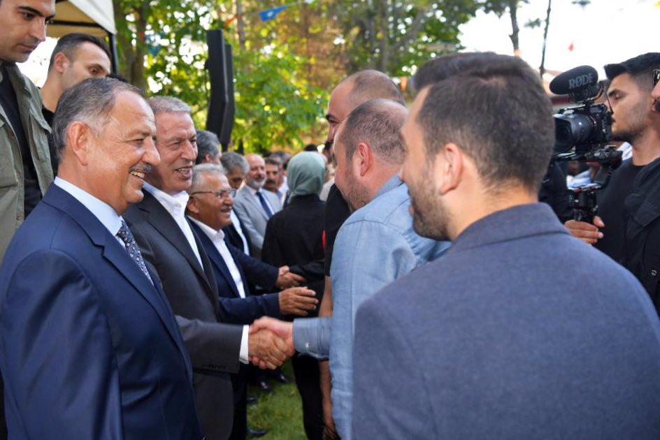 Kurban Bayramı münasebetiyle, Kayseri Valiliği ve AK Parti İl Başkanlığı tarafından organize edilen bayramlaşma programlarına  katılan TBMM Millî Savunma Komisyonu Başkanı Hulusi Akar, hemşehrileriyle, il yöneticileri ve teşkilat mensuplarıyla bayramlaştı.