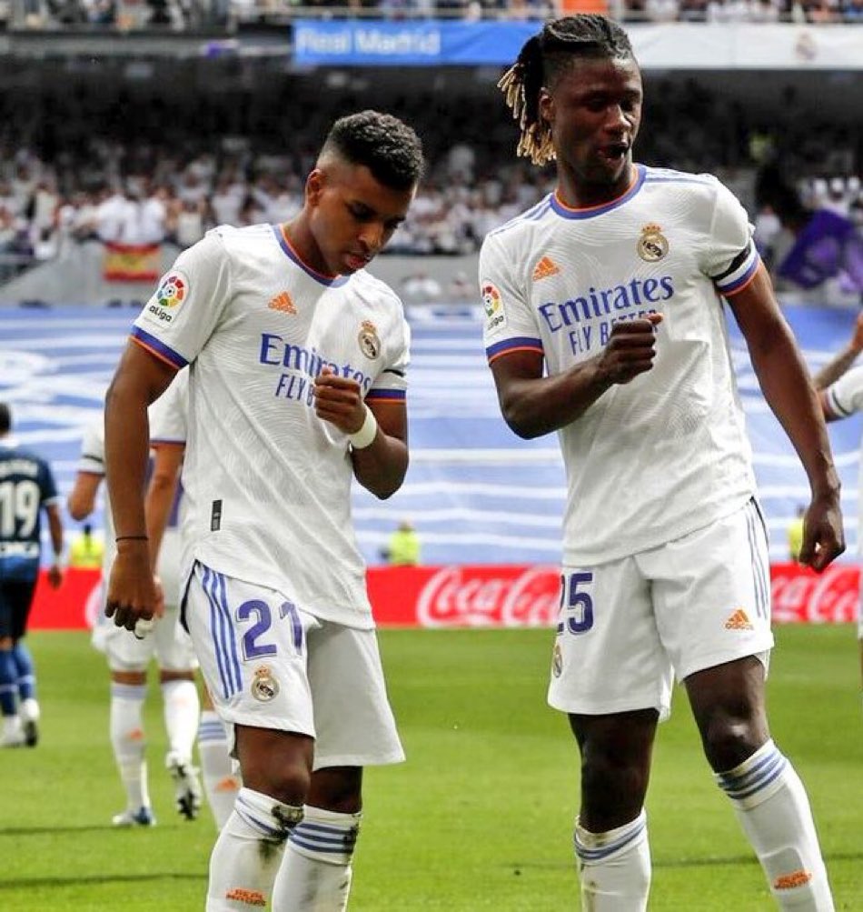 L7Lums's tweet photo. Randal Kolo Muani :

"Le pire DJ en EDF ? C’est Camavinga. Il met toujours des sons brésiliens depuis qu’il traîne avec Rodrygo !" https://t.co/OwDiPZH1CE