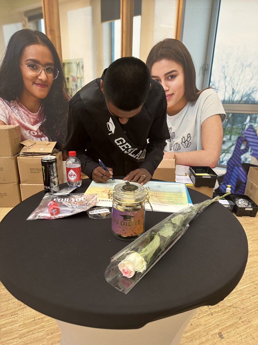 Sjenettt's tweet image. Zo trots als een pauw op mijn zoon 🦚 en zo blij met de mentor die het potentieel in hem zag en het er ook uitgehaald heeft. Elk kind zou zo een mentor moeten hebben op school 🫶🏽 #geslaagd #vmbo