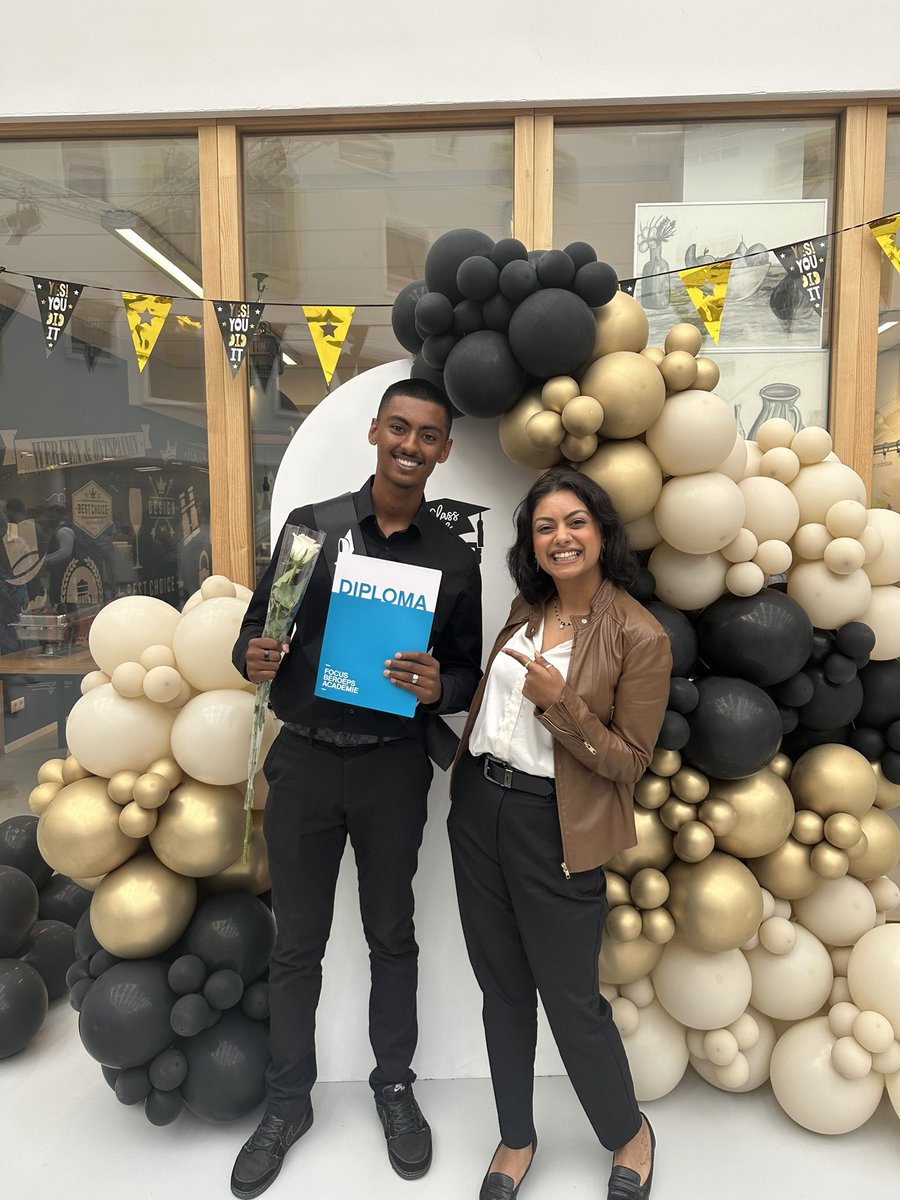 Sjenettt's tweet image. Zo trots als een pauw op mijn zoon 🦚 en zo blij met de mentor die het potentieel in hem zag en het er ook uitgehaald heeft. Elk kind zou zo een mentor moeten hebben op school 🫶🏽 #geslaagd #vmbo