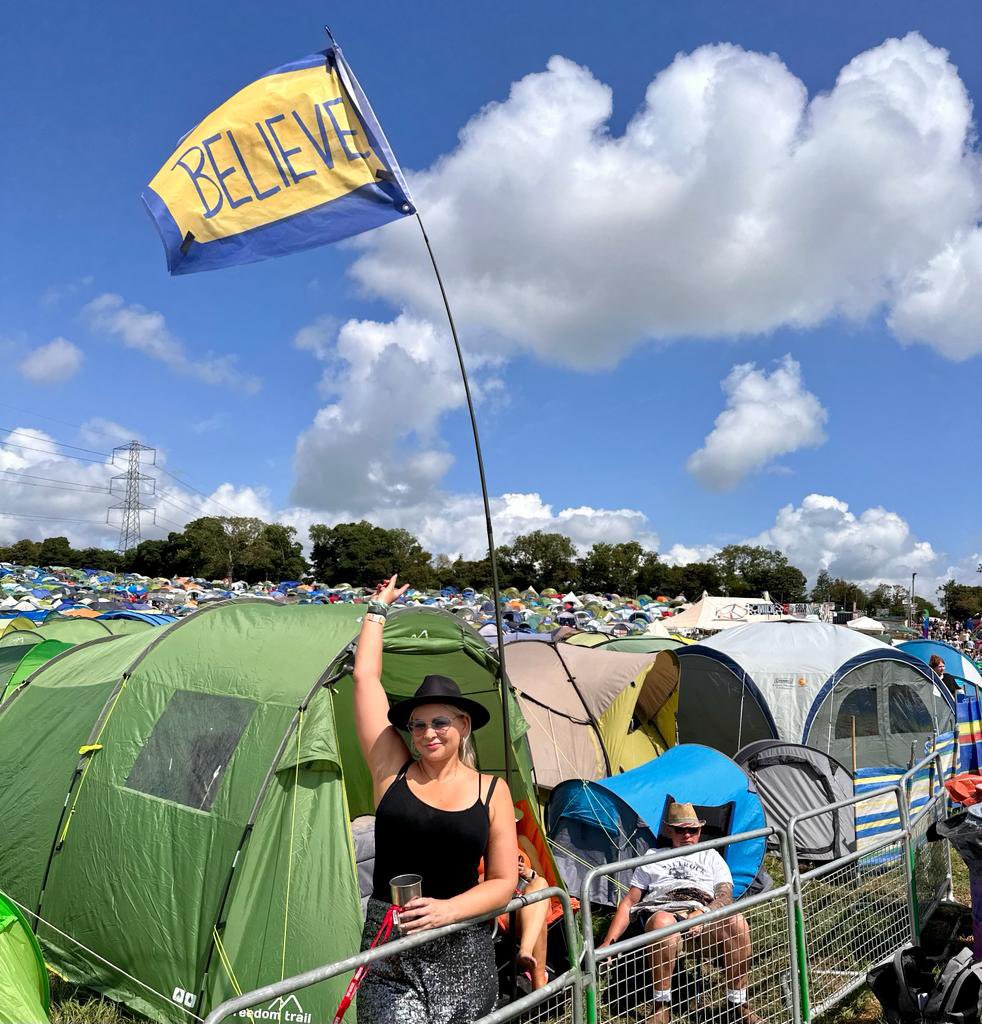HRuddleMRICS's tweet image. Me and my bespoke @TedLasso flag @glastonbury - everyone loved it!!! 

Someone loved it so much they stole it 😭😩 please return it to me! @GlastoFestFeed @brettgoldstein @TEDTalks #TedLasso #believe #Glasto #glastonbury2023