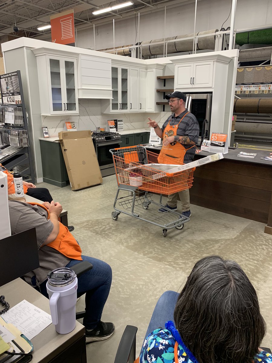 #specialityTuesday Josh developing associates about reading the cart and role playing with Theda about suggestions to customers on services we offer! Great work! @Sean_Monty_ <a href="/JohnSimsDSM141/">John Sims</a> <a href="/defranco1586/">josh defranco</a>