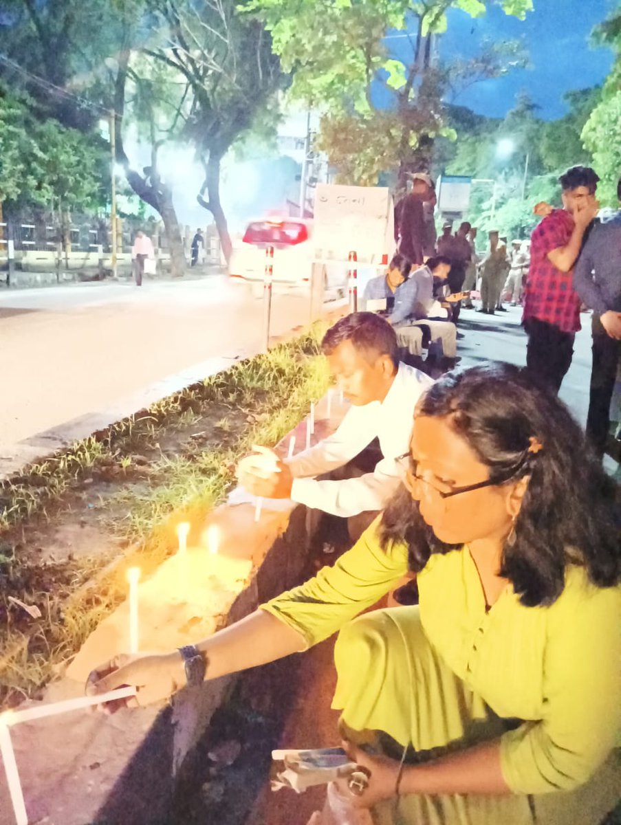 Candle light march held near Dighalipukhuri,Guwahati by SFI- JYS-DYFI- AIYF-ISO-AISF today for peace restoration in Manipur.
#ManipurViolence #ManipurBurning