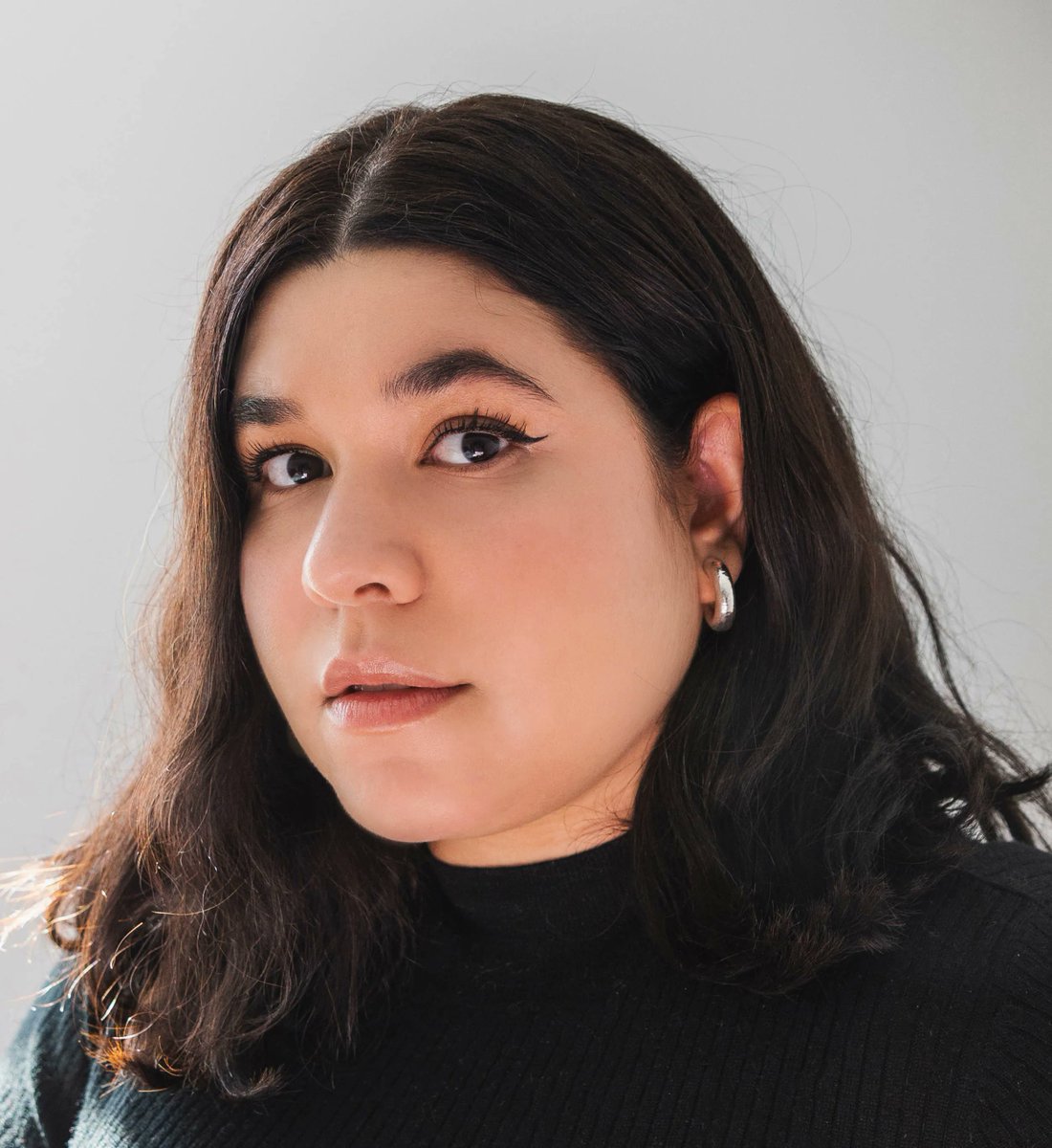 'I don't think I would be able to sit with myself if I didn't try to find some way to tell these stories.' 

@lesliesainz, author of debut poetry book Have You Been Long Enough at Table, speaks w/ @helenadegroot on #PoetryOffTheShelf!

buff.ly/3JzHs6x

@poetryfound