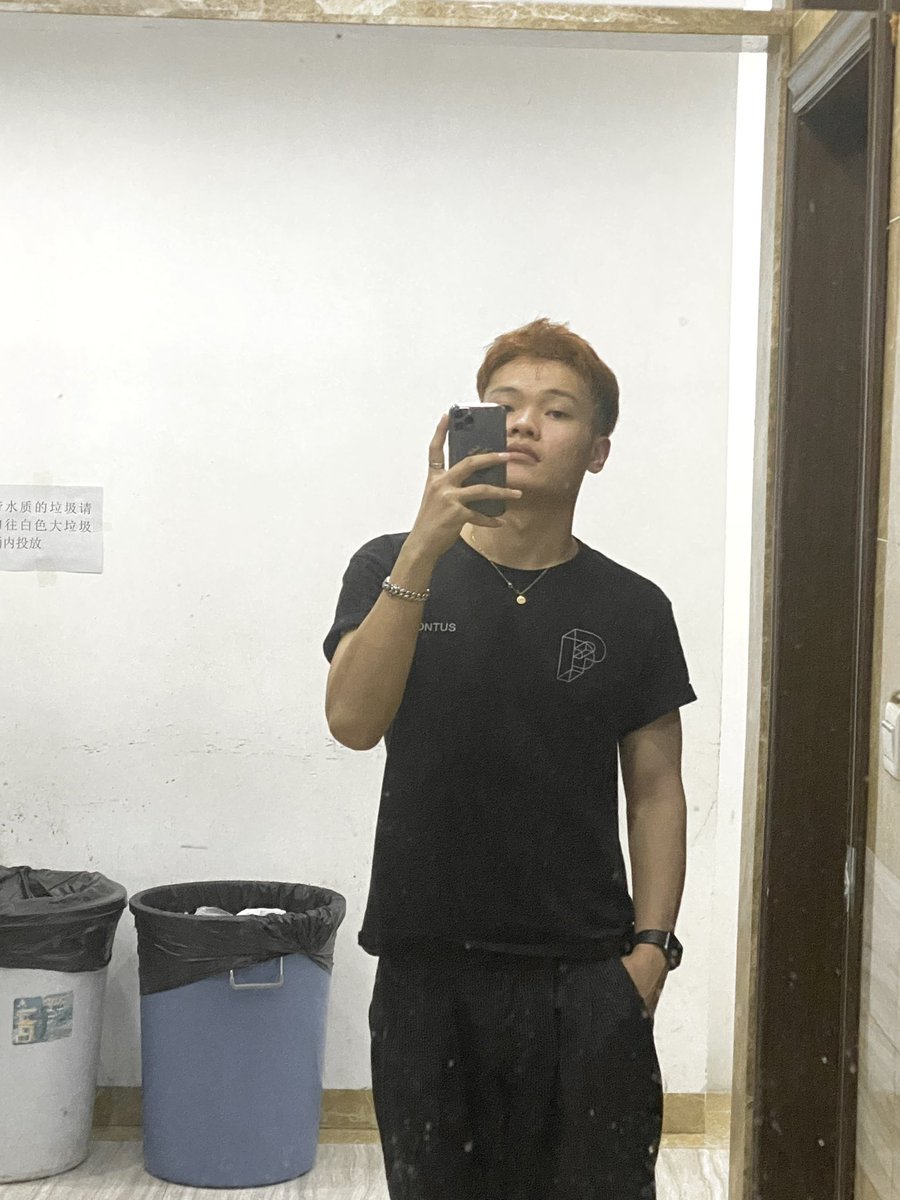 cool78829968's tweet photo. 公司的镜子有点帅的嘛 https://t.co/efk1nZjW9a