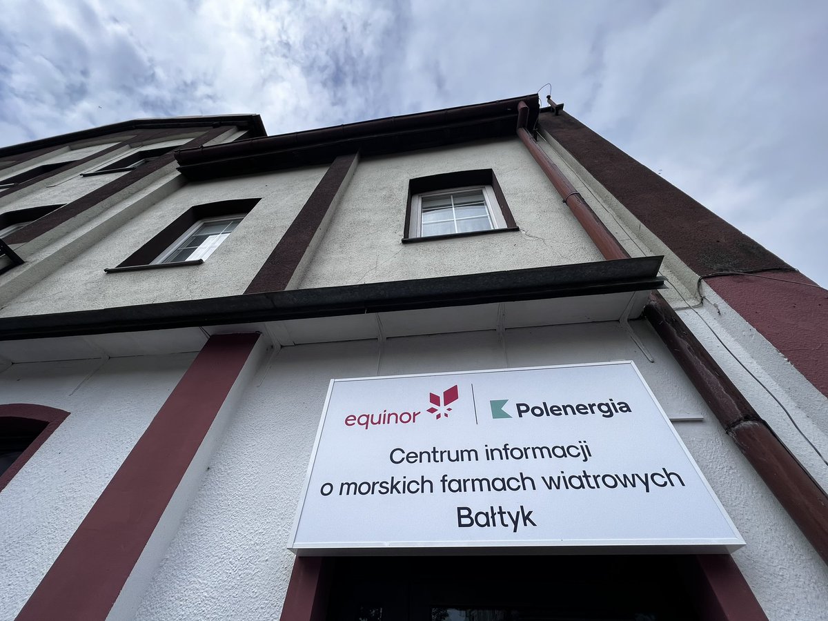 MJKolodziejczyk's tweet photo. Dzisiaj mieliśmy ogromną przyjemność otworzyć pierwsze w Polsce centrum informacji o morskich farmach wiatrowych. Tu będziemy prowadzić dialog z mieszkańcami i udzielać informacji o budowie bazy serwisowej w Łebie oraz morskich farmach wiatrowych Bałtyk II i III. #equinor #Bałtyk https://t.co/zV9kLT8uo8