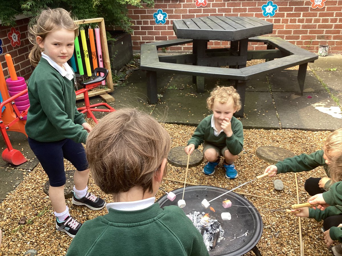 donaghadee_ps's tweet image. P1 made s’mores today as part of our Outdoor Learning #makingmemories #funoutdoors