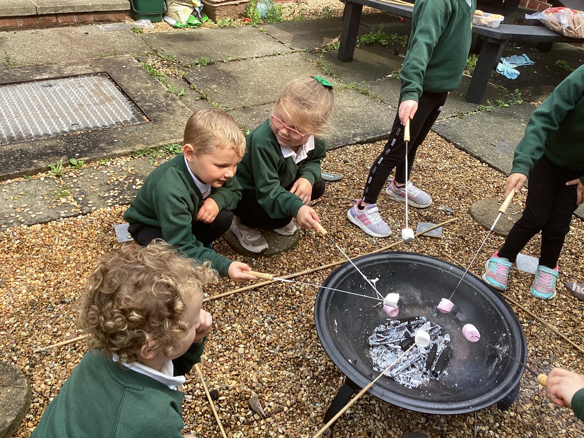 donaghadee_ps's tweet image. P1 made s’mores today as part of our Outdoor Learning #makingmemories #funoutdoors