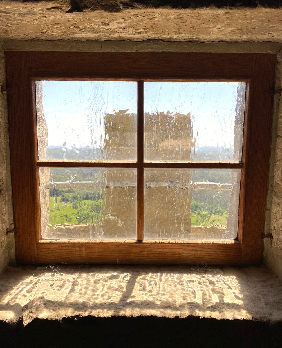 Fensterquiz die Letzte...  151 Stufen führen zu diesem Fenster. Der Blick in höchster Höhe ist traumhaft durch dieses Fenster schaut man vom Bergfried auf die Turmzinne. Und wer hat hier viele Jahre lang, jeden Tag geschaut? Der Türmer, der jeden Tag Brandwache gemacht hat. ⁠