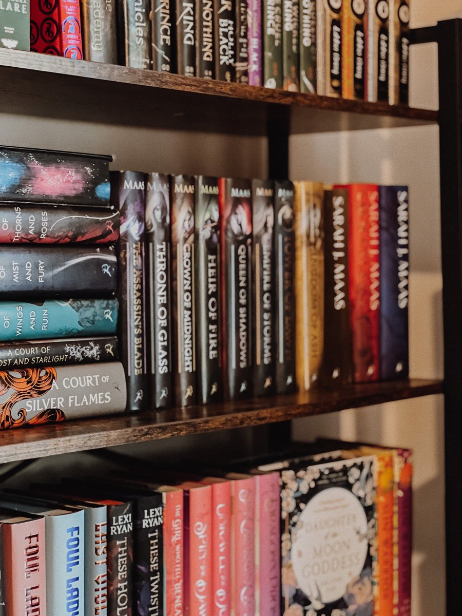 Welcome to my Maas-ive shelf! 📚✨
⠀⠀⠀⠀⠀⠀⠀⠀⠀
When I lived at my family home I had a shelf that was packed full of <a href="/SJMaas/">Sarah J. Maas</a> books, which I aptly named the Maas-ive shelf. Now that've moved into my own place…
•
instagram.com/p/CuAJKMkqfap/