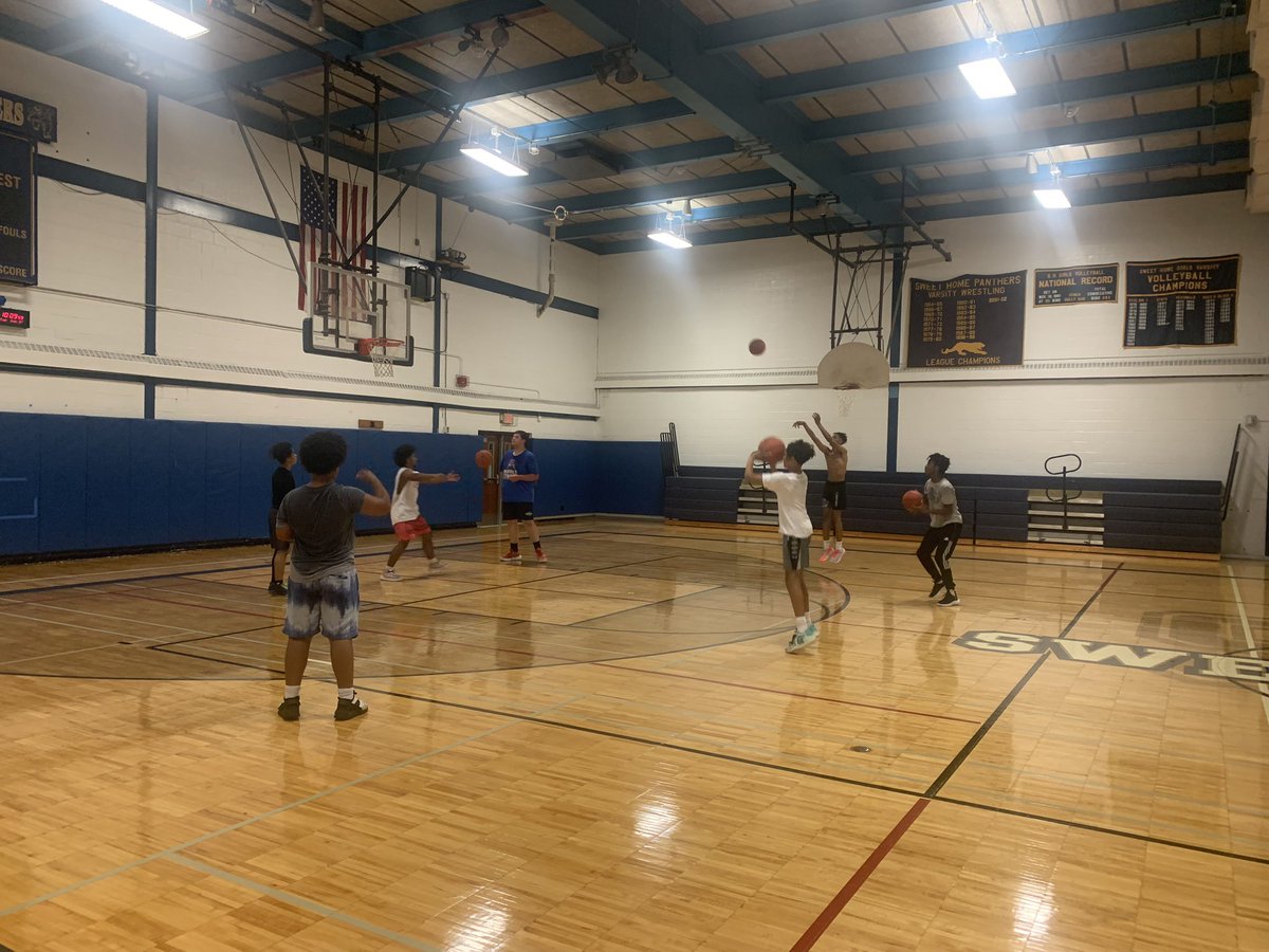 SweetHomeHoops's tweet image. Day 1 of shooting and lifting.  
Great work this morning.
#backinthelab
#getback