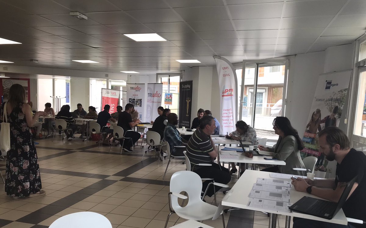Toute la journée, une centaine de demandeurs d’emploi ont pu rencontrer des organismes de formation et entreprises au forum des initiatives organisé par Pôle Emploi de Lille Port Fluvial en partenariat avec le #centresocial . Une belle initiative à renouveler ! #Lille #Boisblancs