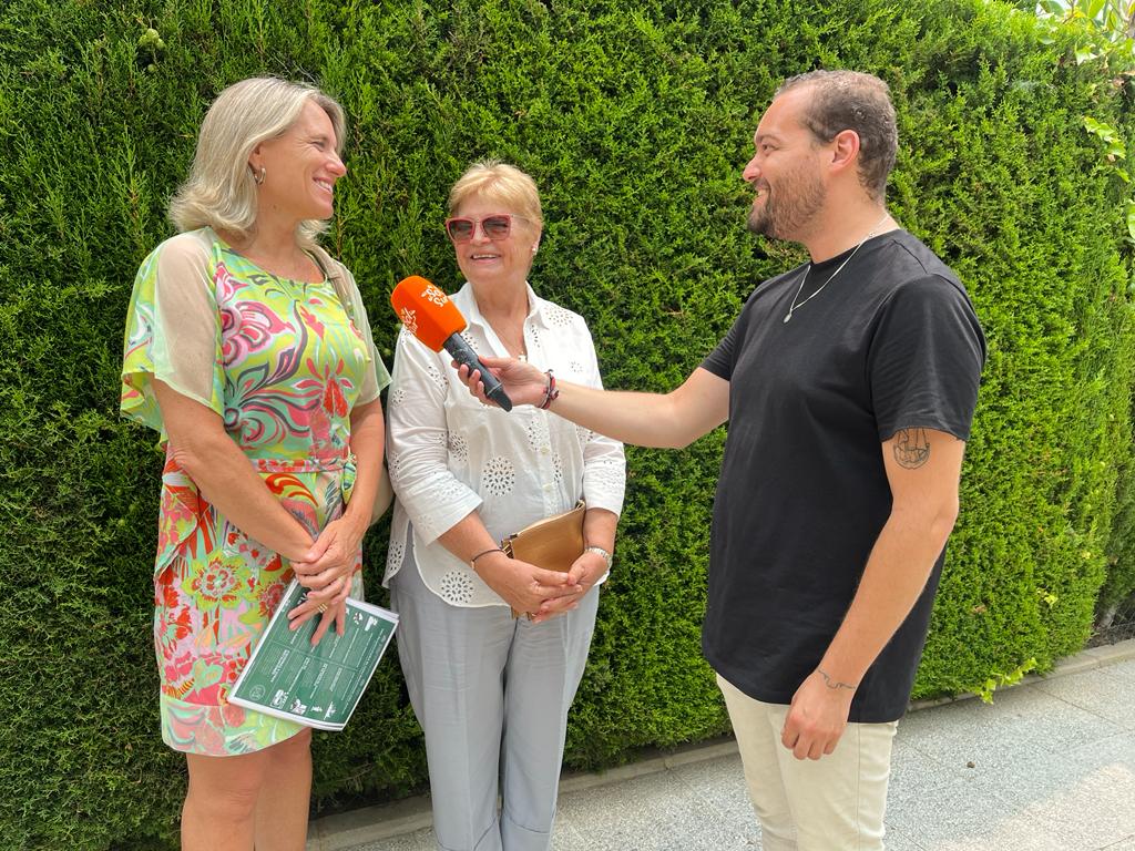 COAF Huelva (@coafhuelva) on Twitter photo 📷📷 La Vocal del Colegio, Ana Villegas, y la pdta. de una comunidad de propietarios de #Islantilla, Pilar Bobadilla, han explicado a <a href="/CanalcostaTv/">Canalcosta Tv</a> cómo conseguir ahorros de #agua en la #piscina, en #jardines y el resto de zonas comunes pq ‘𝒄𝙖𝒅𝙖 𝙜𝒐𝙩𝒂 𝒄𝙪𝒆𝙣𝒕𝙖’. 📷 📷📷 La Vocal del Colegio, Ana Villegas, y la pdta. de una comunidad de propietarios de #Islantilla, Pilar Bobadilla, han explicado a <a href="/CanalcostaTv/">Canalcosta Tv</a> cómo conseguir ahorros de #agua en la #piscina, en #jardines y el resto de zonas comunes pq ‘𝒄𝙖𝒅𝙖 𝙜𝒐𝙩𝒂 𝒄𝙪𝒆𝙣𝒕𝙖’. 📷