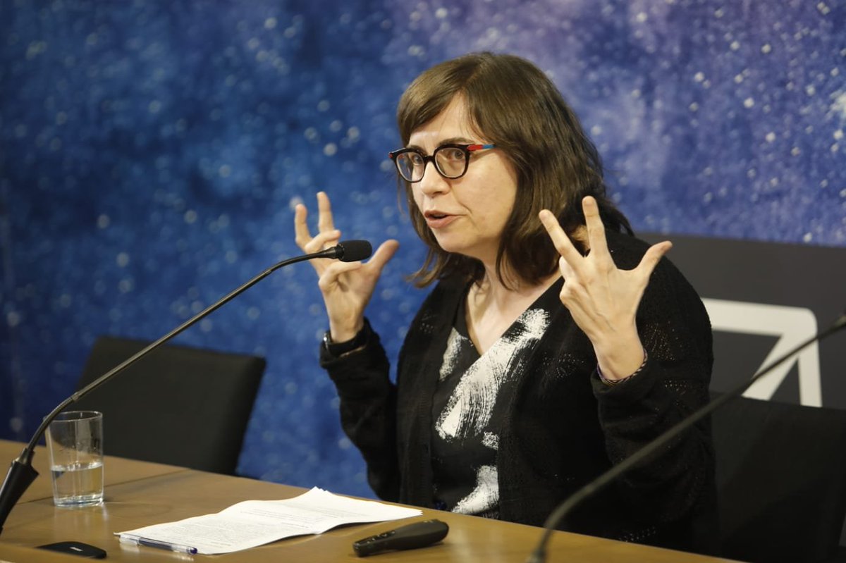 UNIRuniversidad's tweet photo. "La palabra clave es la emoción", dice  @mercedescebrian. Y sigue "Mi #literatura se hace de vivencias un poco anodinas, pero yo sé que ahí, en lo vivido, en el pasado y en la memoria, están las emociones... Estamos hechos de unas emociones, y las que quedan ahí han de ser narradas, creo, porque van a funcionar mejor literariamente".

#JornadasLiteraturasUNIR