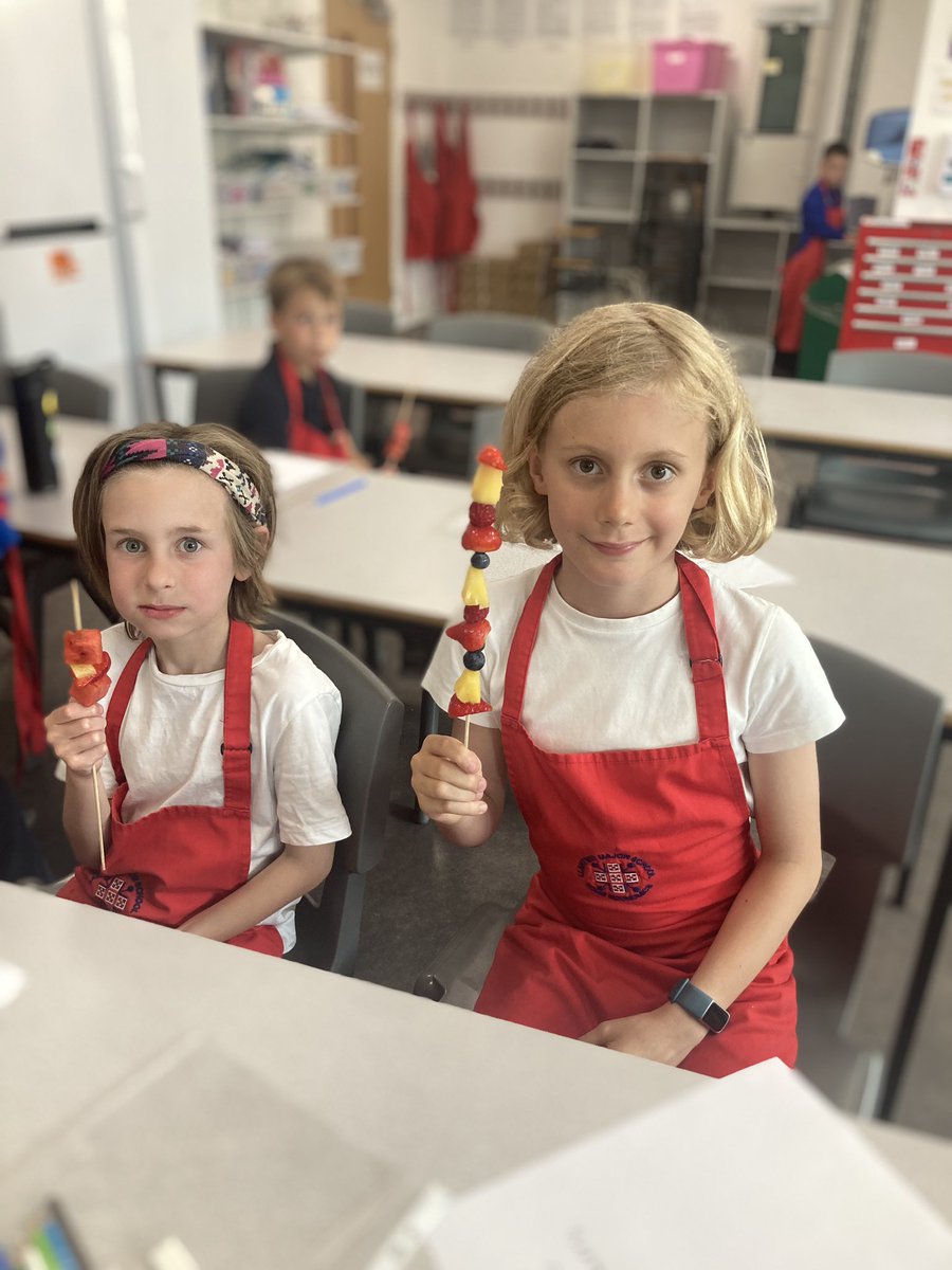 ysgolyddraig's tweet photo. Learning about and sharing our learning about the benefits of healthy eating with @LlantwitMajorSc #YYDyear4 #YYDwellbeing #YYDtransition https://t.co/3roYdjJC4O