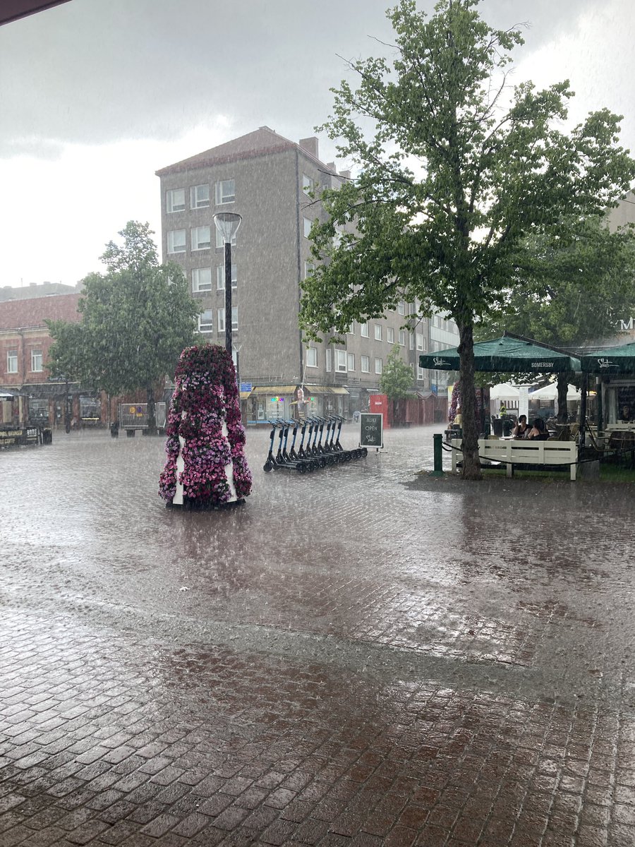 Visiitti Poriin oli lyhyt, mutta intensiivinen 😅 Tsekattu portaat @ucpori ja #kiertotalous <a href="/SuomiAreena/">SuomiAreena</a> sekä messevä ukkoskuuro ⛈️ #pori