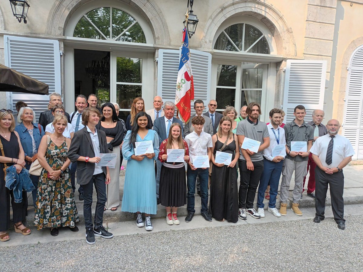 HerveBertocchi's tweet photo. Très belle cérémonie de remise des prix de l'honneur en action par la société des membres de la légion d'honneur en préfecture de Gap. Bravo à Ellie élève en terminale en bac pro service en restauration au lycée Sévigné de Gap. 👏@DSDEN05  @LyceeSevigneGap @AcAixMarseille https://t.co/FcIDEnBaoy