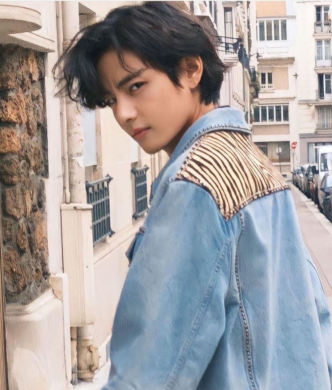 BTS V HOTRENDS on X: BTS V effortlessly stylish vocalist, Kim