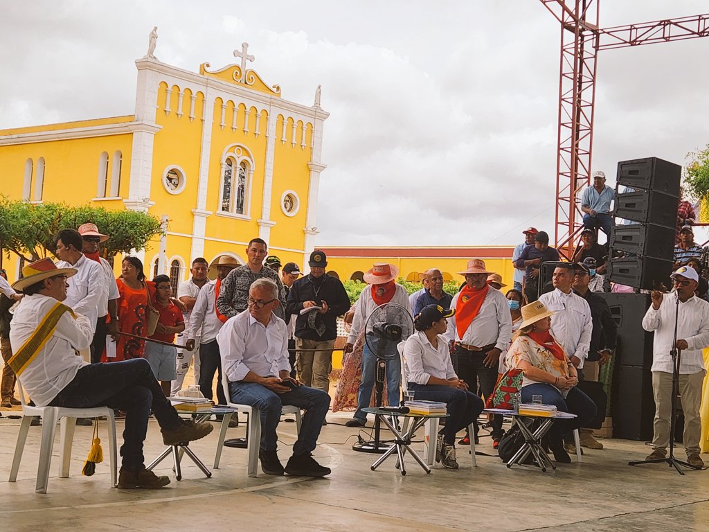 jmojicaflorez's tweet photo. Reportando desde Nazareth, Uribia en #LaGuajira en el #GobiernoConElPueblo Custodio Valbuena confirma que con la articulación del @MinAgricultura y el pueblo Wayuú #LaReformaAgrariaEsImparable pues llegaremos a 6.800 personas con soluciones al hambre y al agua en la Alta Guajira https://t.co/L8e2c9BBao