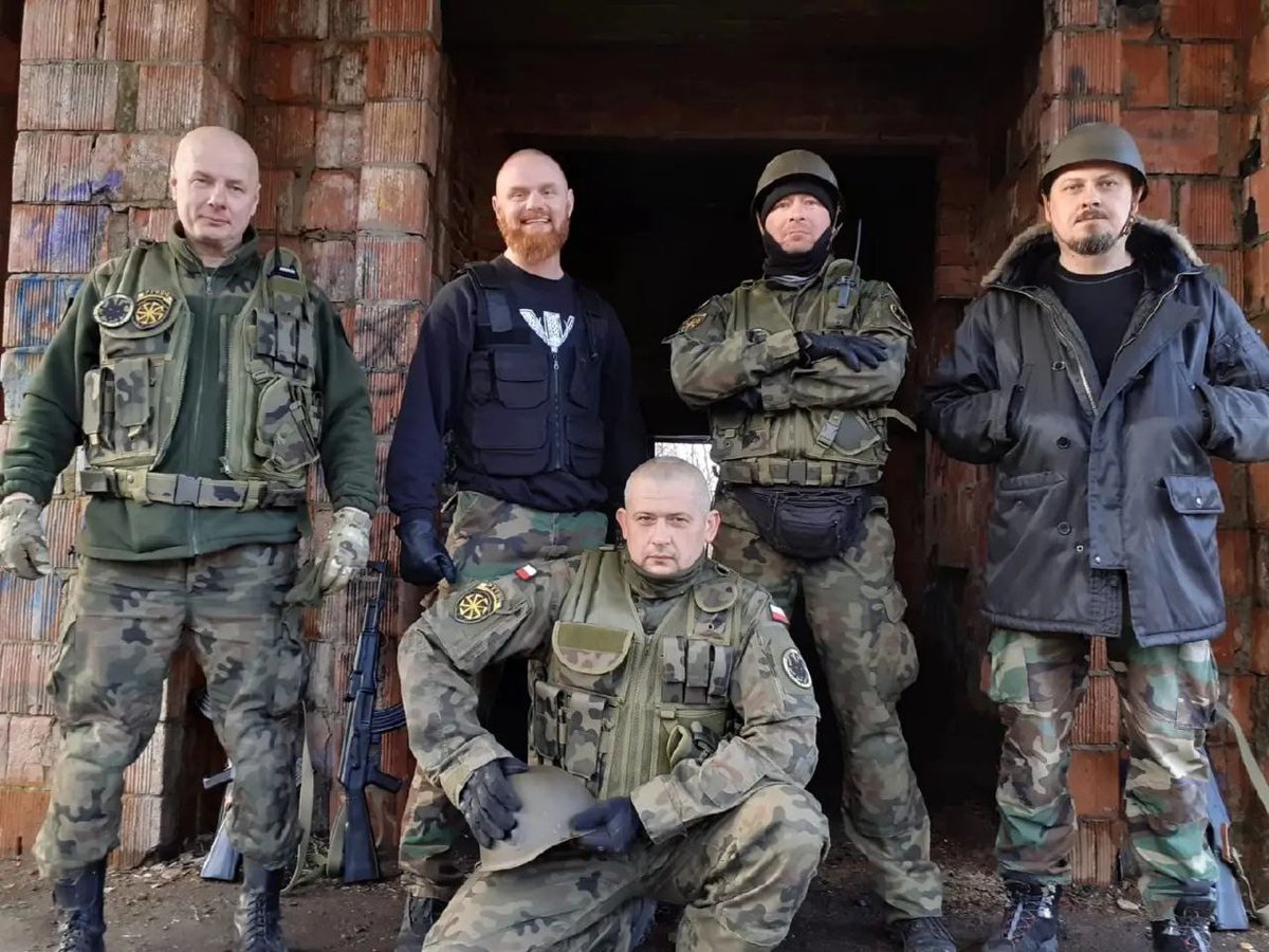 Anti-globalist Polish volunteers fighting in Rusich on the side of Russia and the Russian Army.

Be True to Yourself! 💪