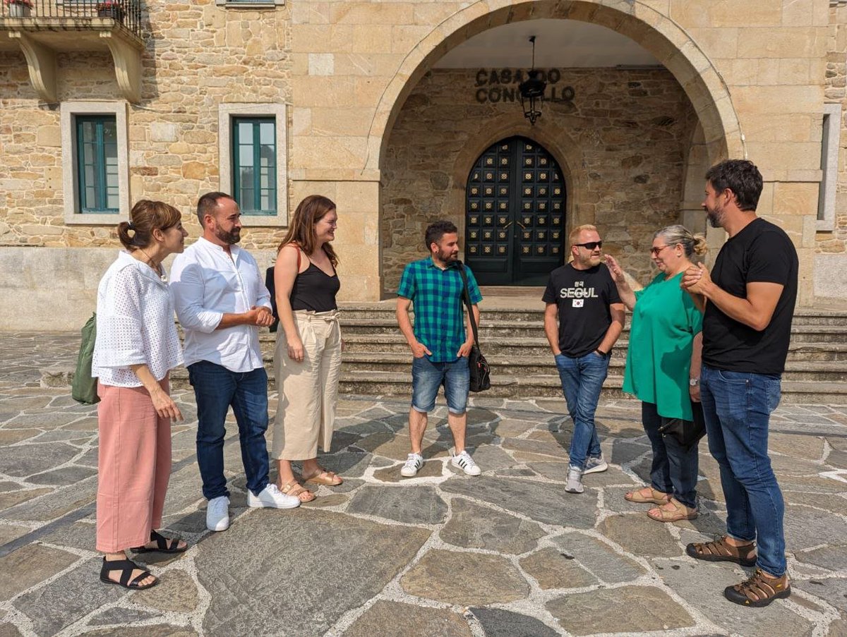 sumargalicia's tweet photo. 😊 En Noia, a nosa candidata pola Coruña, @MLoisGonzalez e @AntonGomezReino reúnense con @MareaNoia, Plademar e coa xente que traballa e coida da ría para escoitar as súas demandas.

As verteduras da Mina de SanFinx permitidas polo PP están a contaminala. https://t.co/cryTnSYERL
