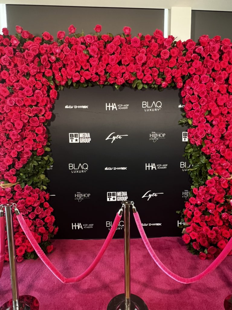 Still not over the step and repeat from Friday nights event. All real flowers. 
Obsessed 😍