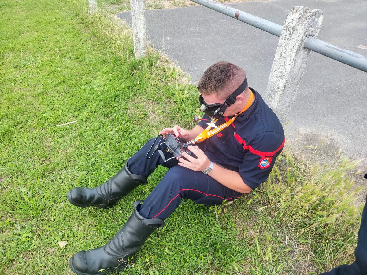 SDIS51's tweet photo. 👨‍🚒Retour en📸sur les 2 jours de formations des 2 nouveaux télépilotes de drone pour le #SDIS51. Les sapeurs-pompiers ont effectué plusieurs mises en situations professionnelles: pollution, recherche de victimes de ☀️ et de 🌒, des vols de longue distance et des vols en immersion https://t.co/thEGwNFg1h