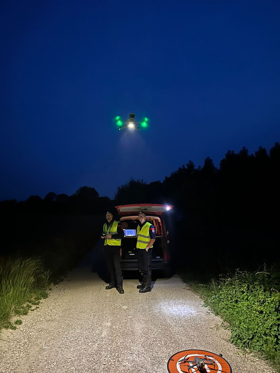 SDIS51's tweet photo. 👨‍🚒Retour en📸sur les 2 jours de formations des 2 nouveaux télépilotes de drone pour le #SDIS51. Les sapeurs-pompiers ont effectué plusieurs mises en situations professionnelles: pollution, recherche de victimes de ☀️ et de 🌒, des vols de longue distance et des vols en immersion https://t.co/thEGwNFg1h