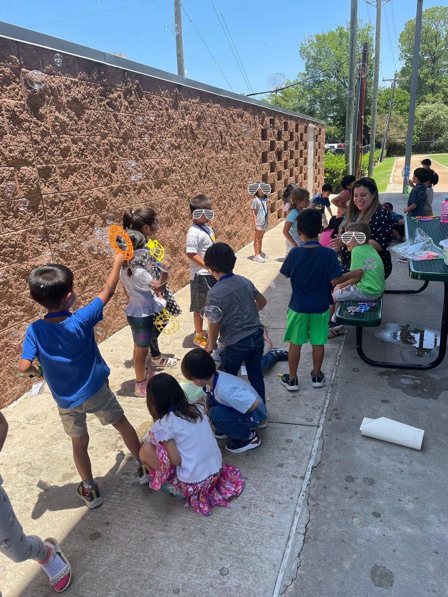 vendetti_jaime's tweet photo. Last week of Camp Connect at WCE. PK/K enjoying their bubble project and K-4 enjoying pickleball! @SBISD @jebaggerly @kristincraftTX @MJenParker @jennifer_blaine https://t.co/7BOiXmKZ5h