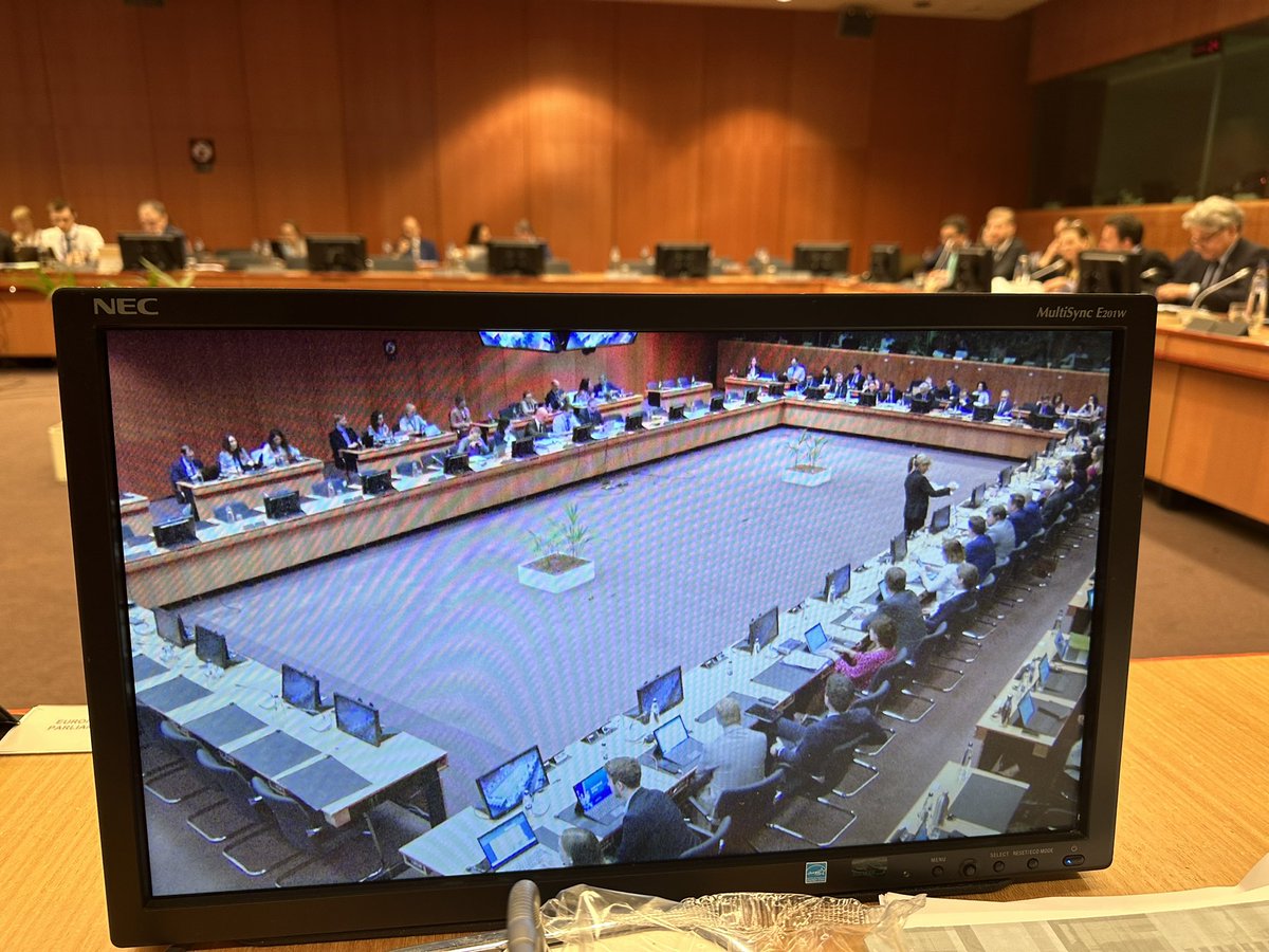 #EDIRPA Trilogue. What you won‘t find in @POLITICOEurope tomorrow - Gender Quota in the first rows:

Council: 2 women - 3 men ✅
Parliament: 7 women - 15 men 0️⃣
Commission: 1 woman - 7 men ❌

Sayin’ it again and again: Women belong in all places where decisions are made.