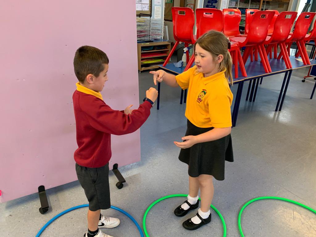 WhitehirstPs's tweet image. Primary 3 playing Rainbow rock, paper, scissor 💫 #communitybuilder #fun #active
