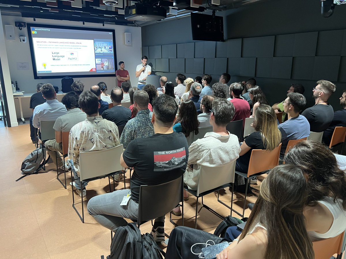 #GDGCloudMilano
Event “Building GenAI applications with LangChain on Google Cloud” 

SOLD-OUT 🙌🏻
Super big thanks to the speakers Ivan Nardini, Ivan Vigorito, Domenico Vitarella 🔥
#GoogleCloud #Cloud